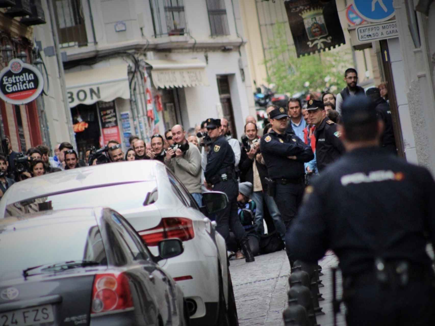 Agentes de Policía custodian la calle Mariana Pineda.