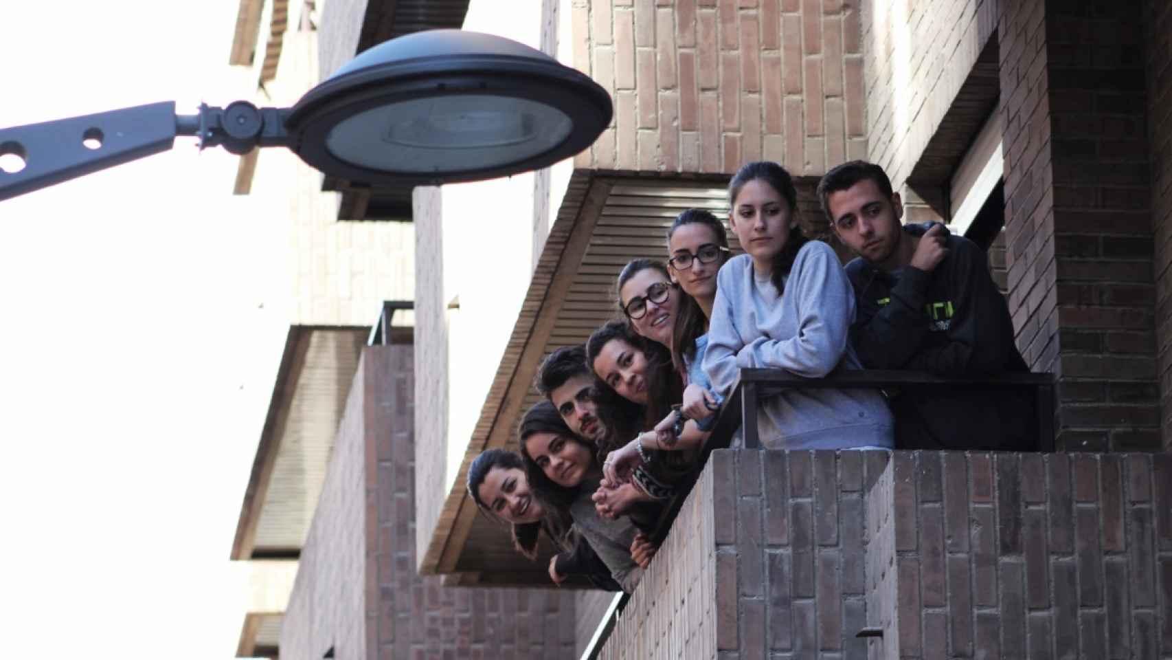 Estudiantes de la residencia Student observan los acontecimientos desde sus balcones.