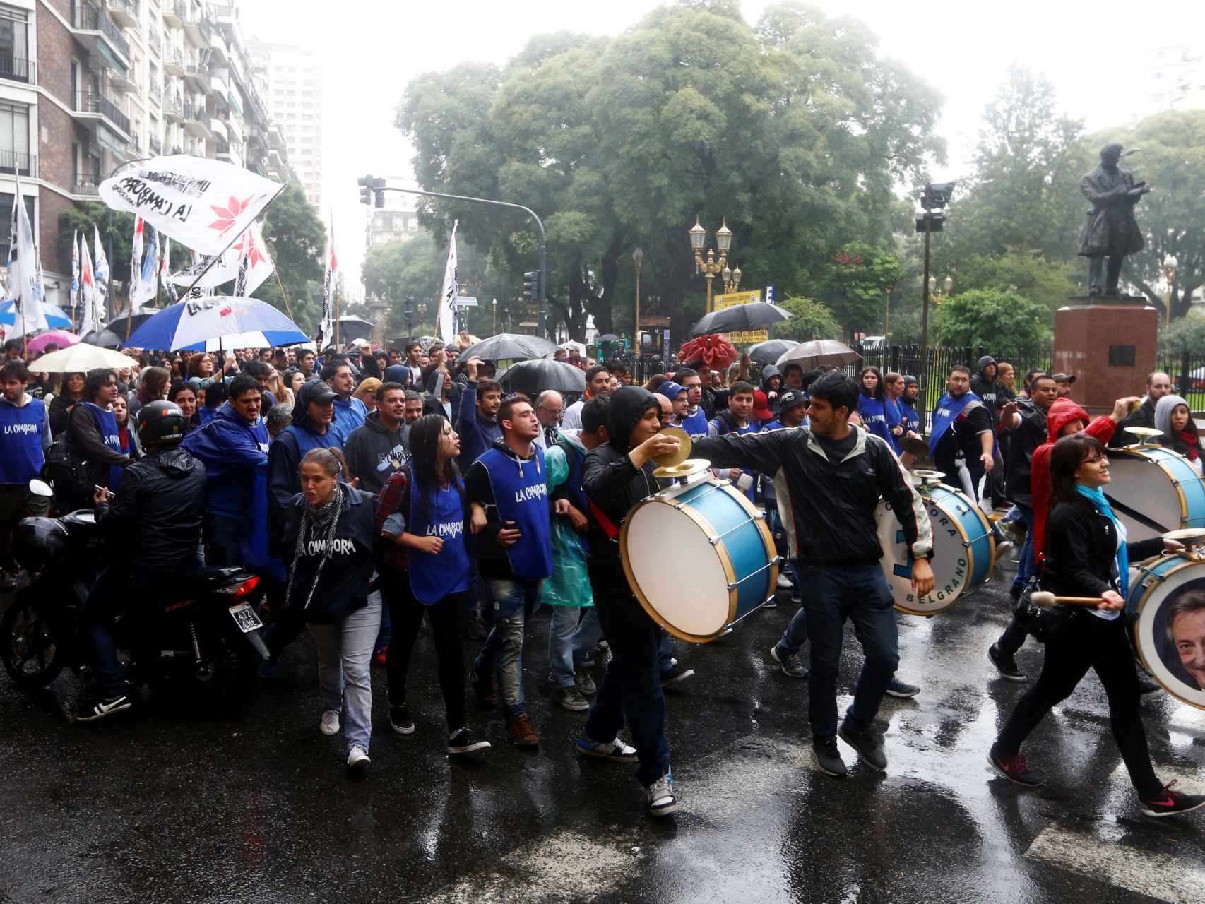Seguidores de CFK muestran su apoyo durante su comparecencia ante el juez.