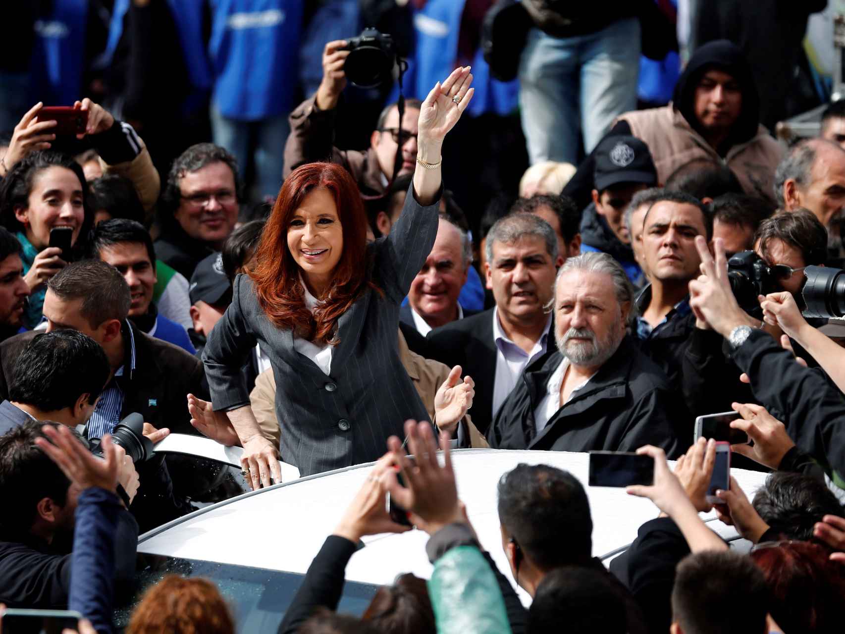 Cristina Fernández de Kirchner saluda con una sonrisa a su salida del juzgado.