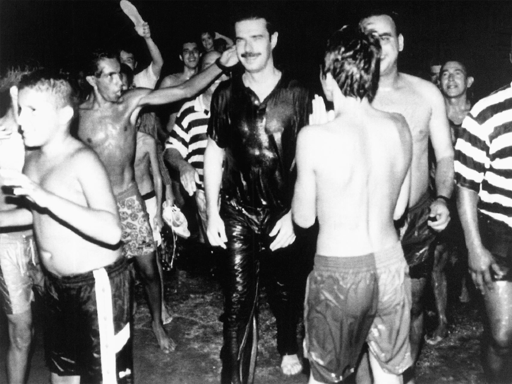 Soria en su época de alcalde acompañado por los jóvenes que le tiraron al agua en la playa de Las Canteras, en las Fiestas de La Naval.