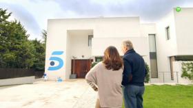 Bertín Osborne pinta su casa de azul para su estreno en Telecinco