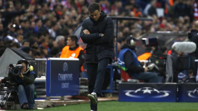 El técnico azulgrana, cabizbajo en la banda del Vicente Calderón.