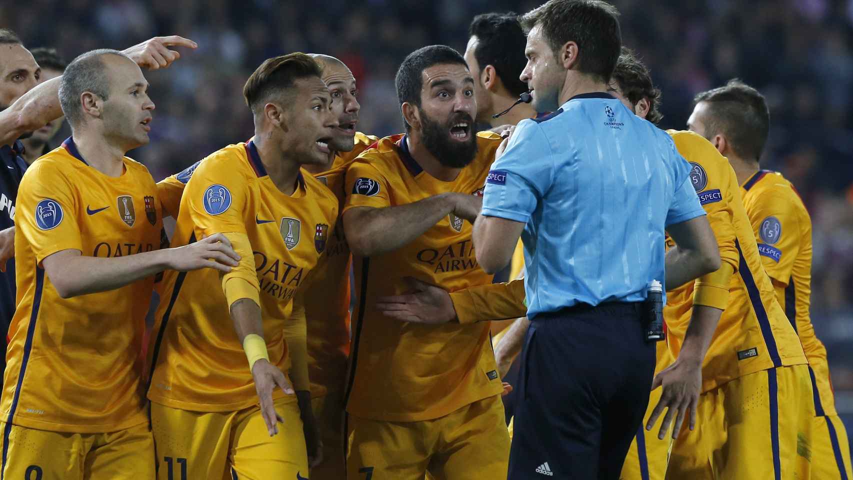 Los jugadores del Barcelona rodean al árbitro en el Calderón
