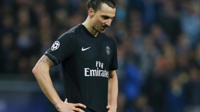 Ibrahimovic cabizbajo en el Etihad Stadium.