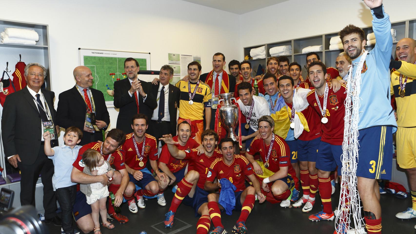 Mariano Rajoy y Felipe VI celebran con la Selección la victoria de España en la Euro 2012.