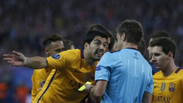 Luis Suárez protesta al árbitro la mano de Gabi.