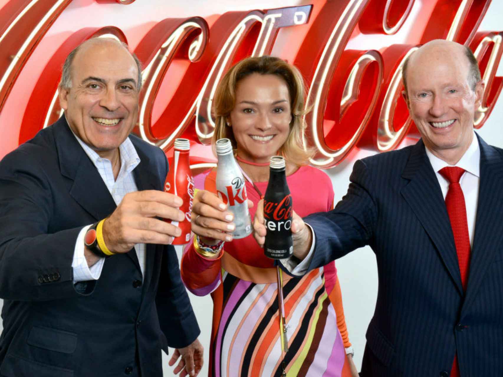 Sol Daurella, entre Muhtar Kent (i), presidente de The Coca-Cola Company, y John Brock (Coca-Cola Enterprises).
