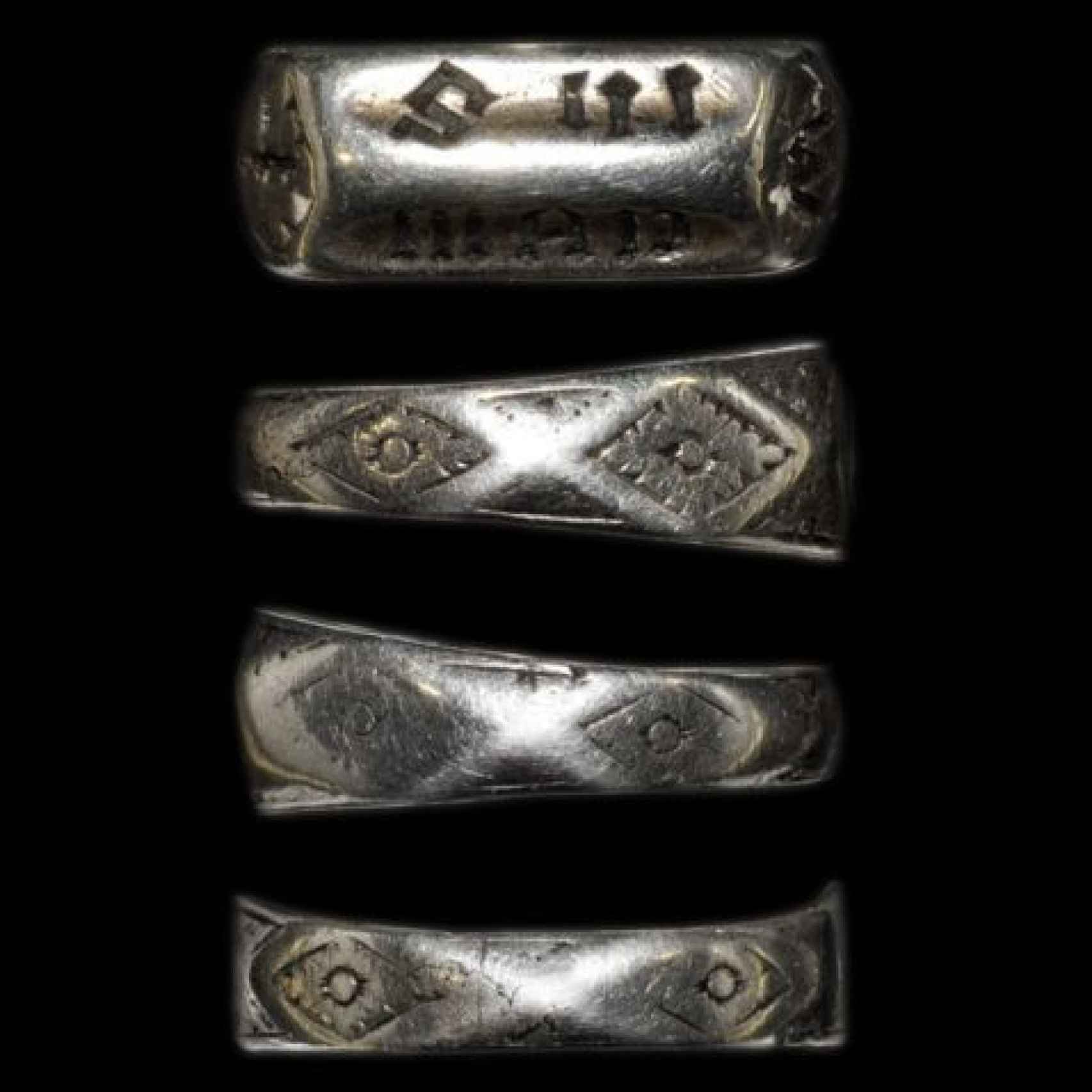 Las distintas inscripciones del anillo.