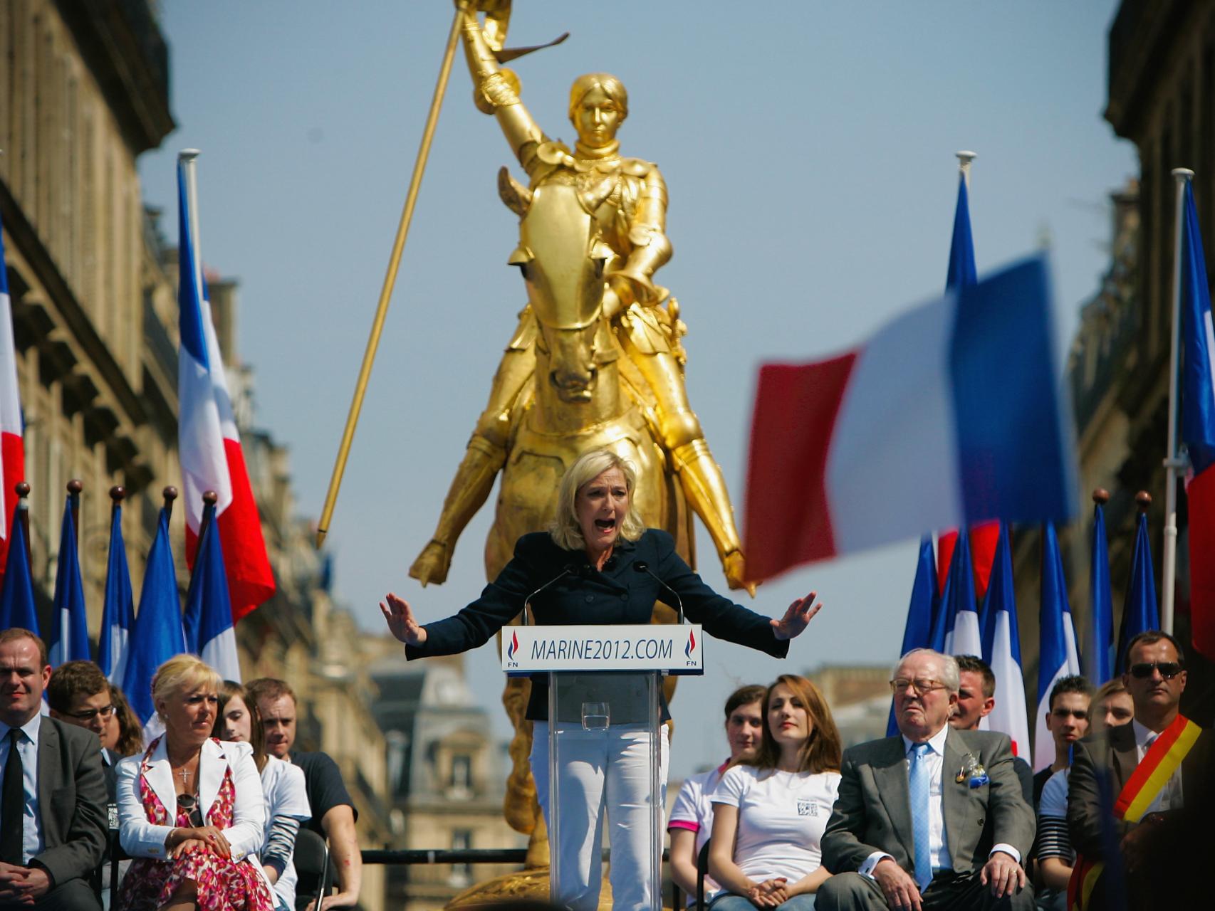 Marine Le Pen pronuncia un discurso frente a la estatua de Juana de Arco.