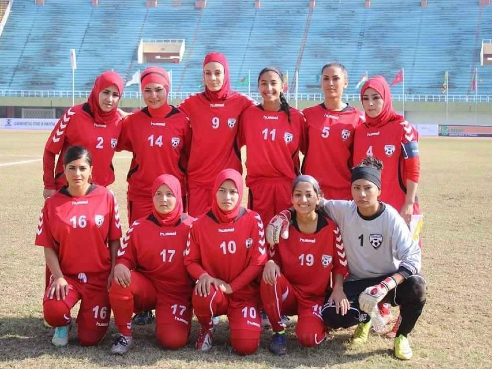 Hajar, la número 14, en la selección femenina de fútbol de Afganistán.