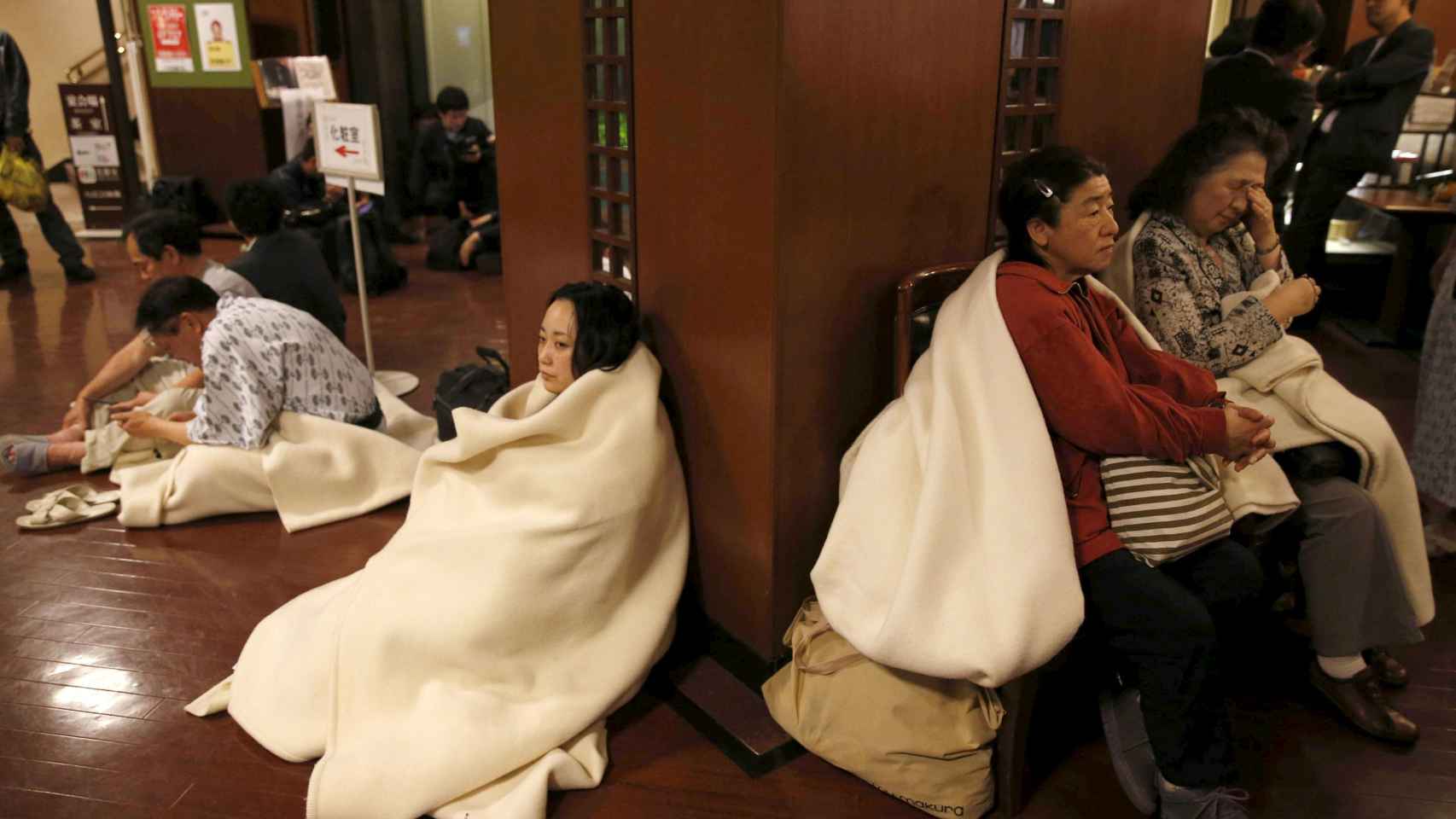 Huéspedes de un hotel en Kumamoto se refugian en el lobby tras el seísmo