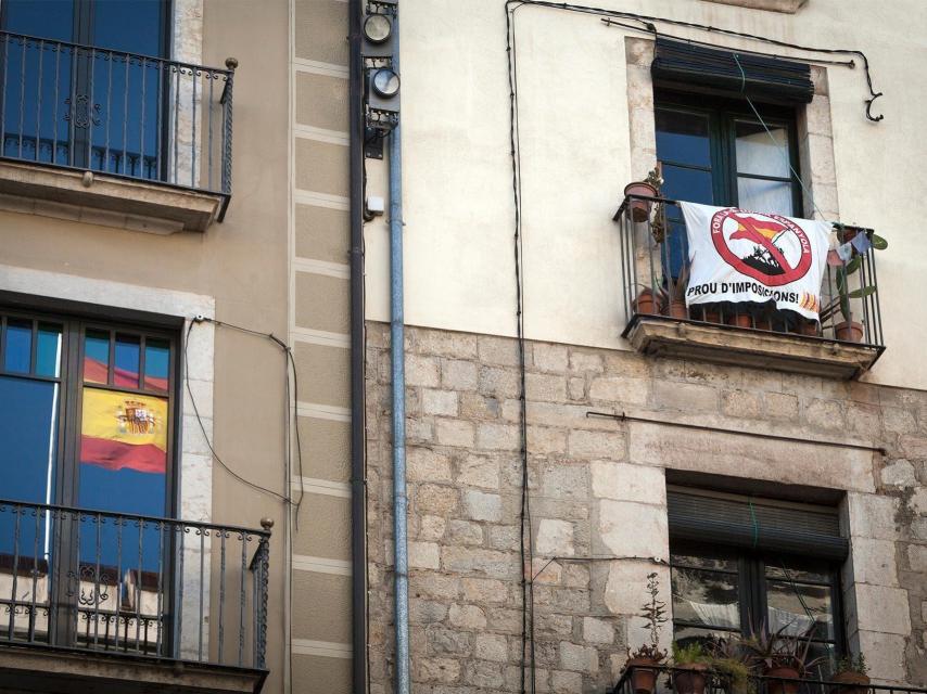 Frente al ayuntamiento.