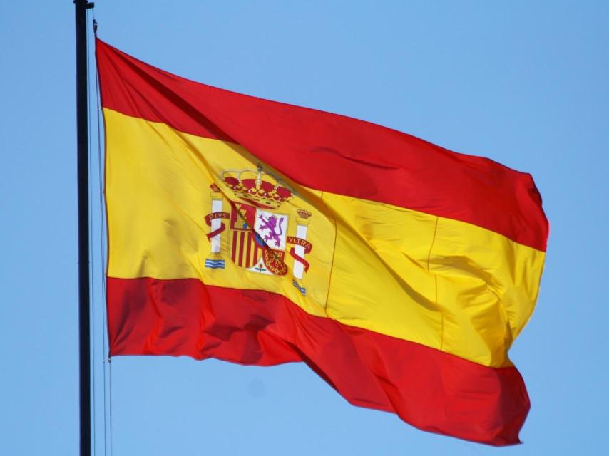 Bandera de España ondeando en lo alto de la fachada del Cuartel General del Ejército del Aire, en Madrid/ Contando Estrelas/Flickr