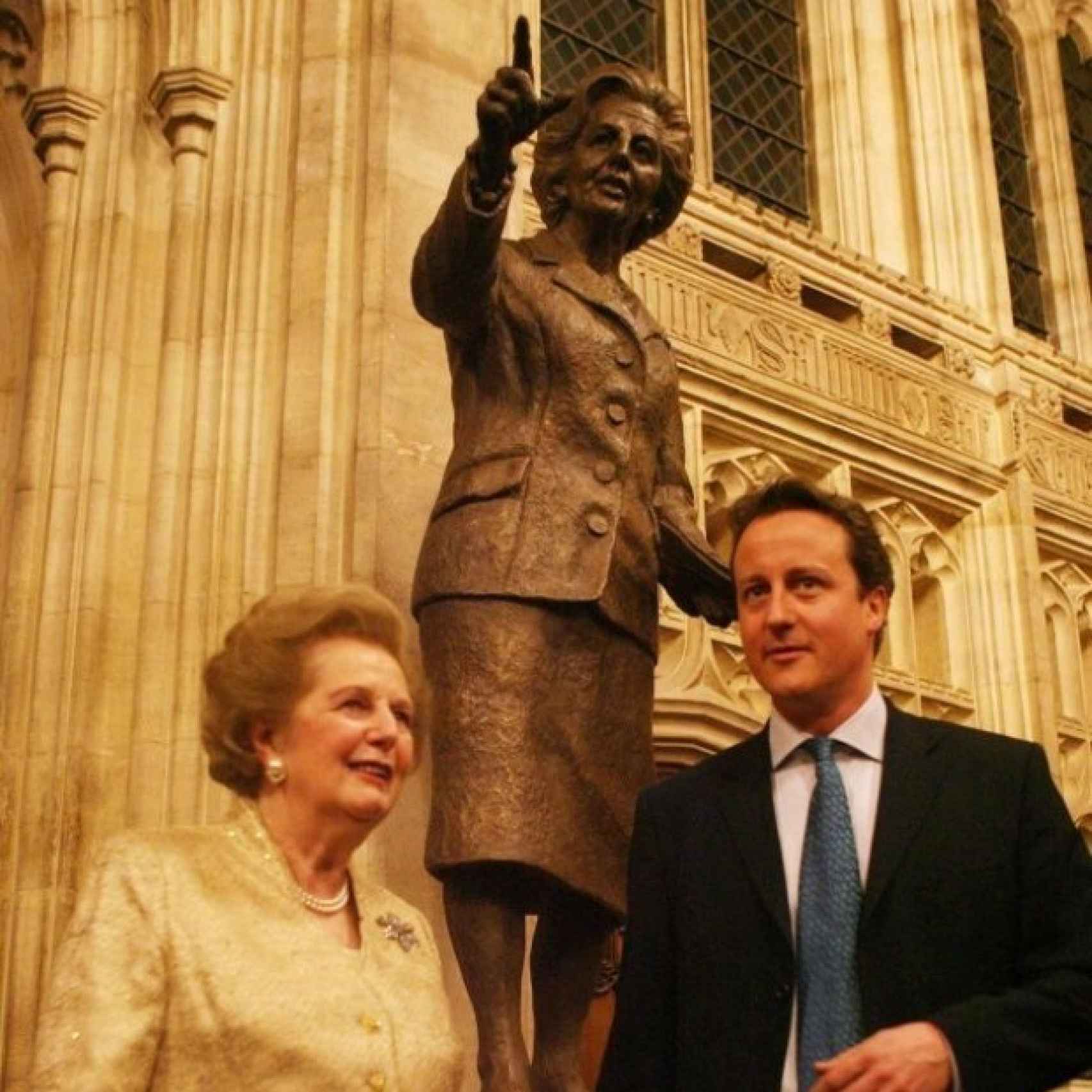 Con Cameron, en el interior del Parlamento, junto a su estatua con bolso.