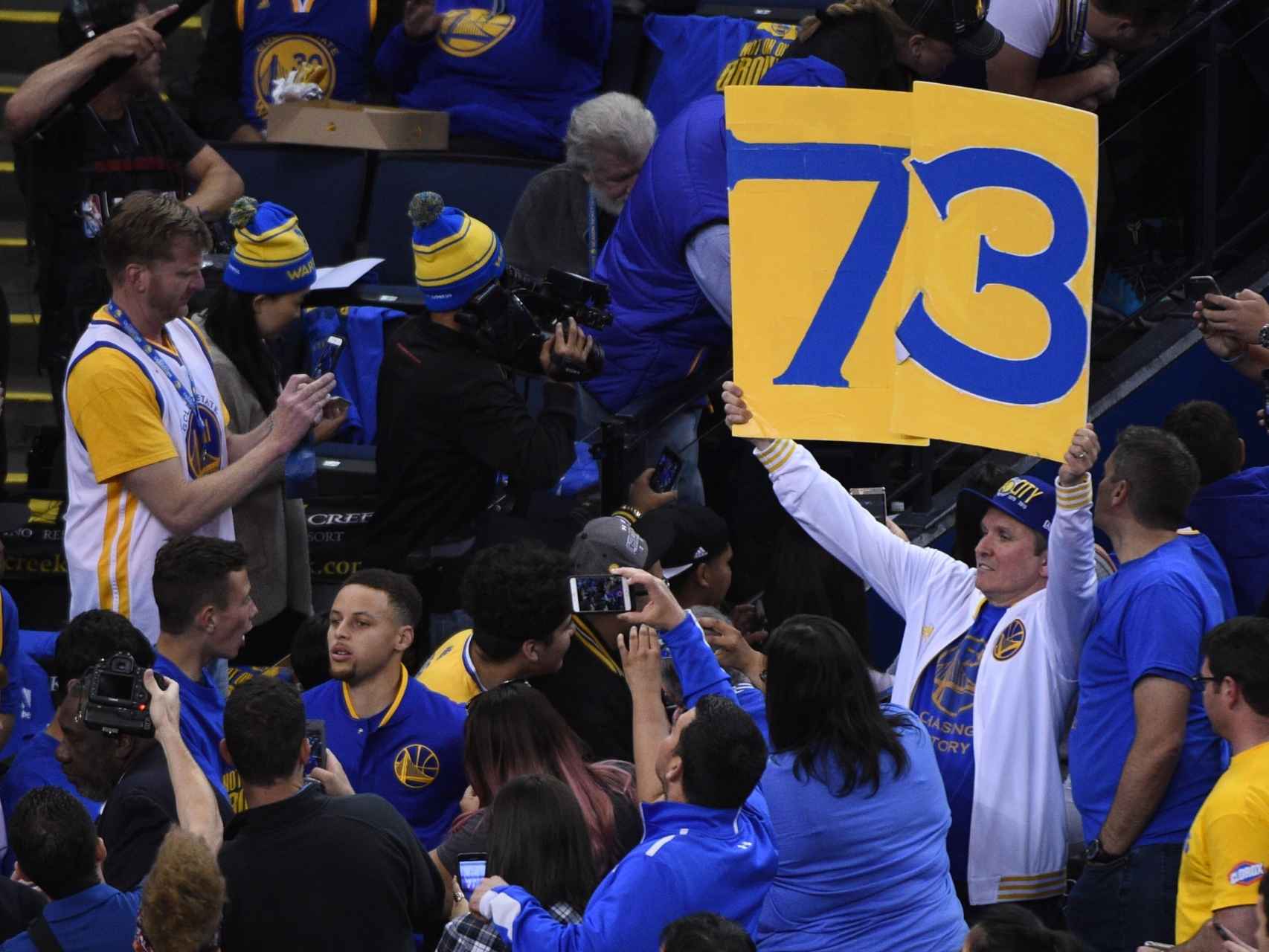 Curry salta a la cancha de los Warriors entre pancartas de las 73 victorias.