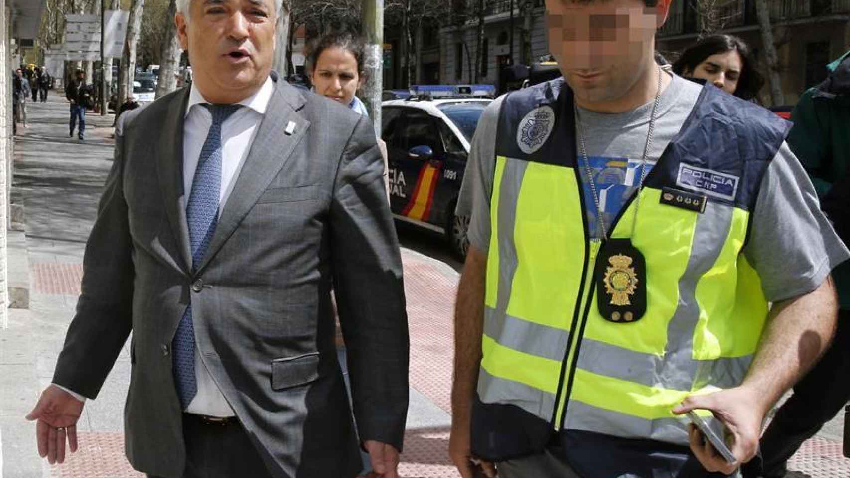 Luis Pineda acompañado de uno de los agentes que le detuvieron