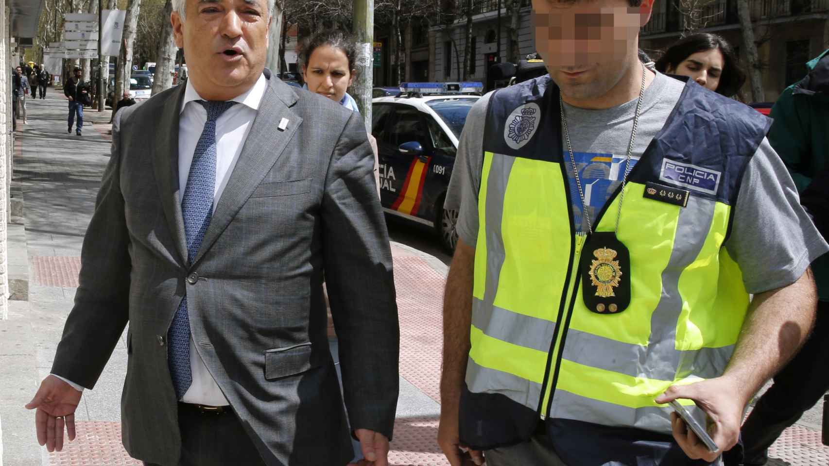 Luis Pineda Salido, acompañado por la policía