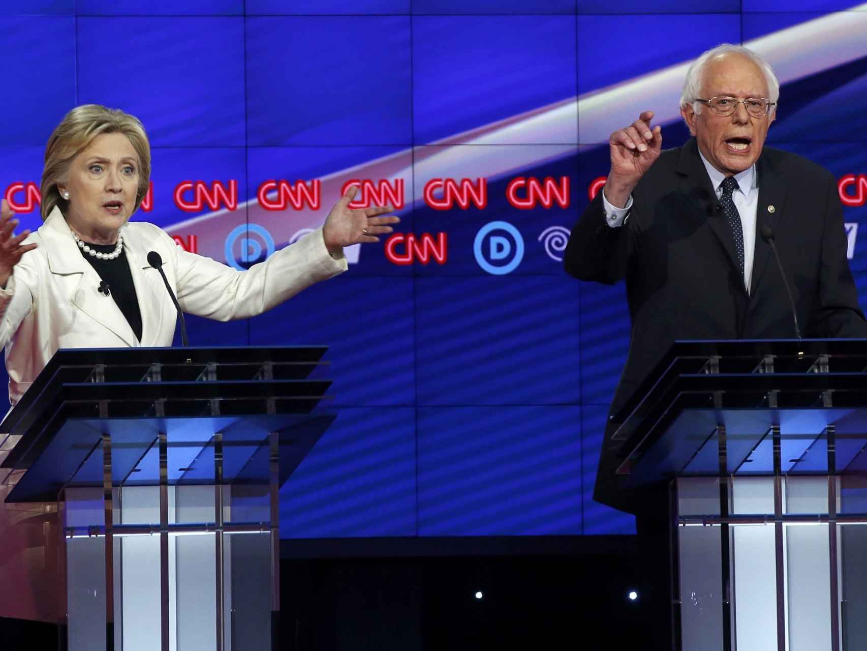 Clinton y Sanders durante el debate en la CNN.