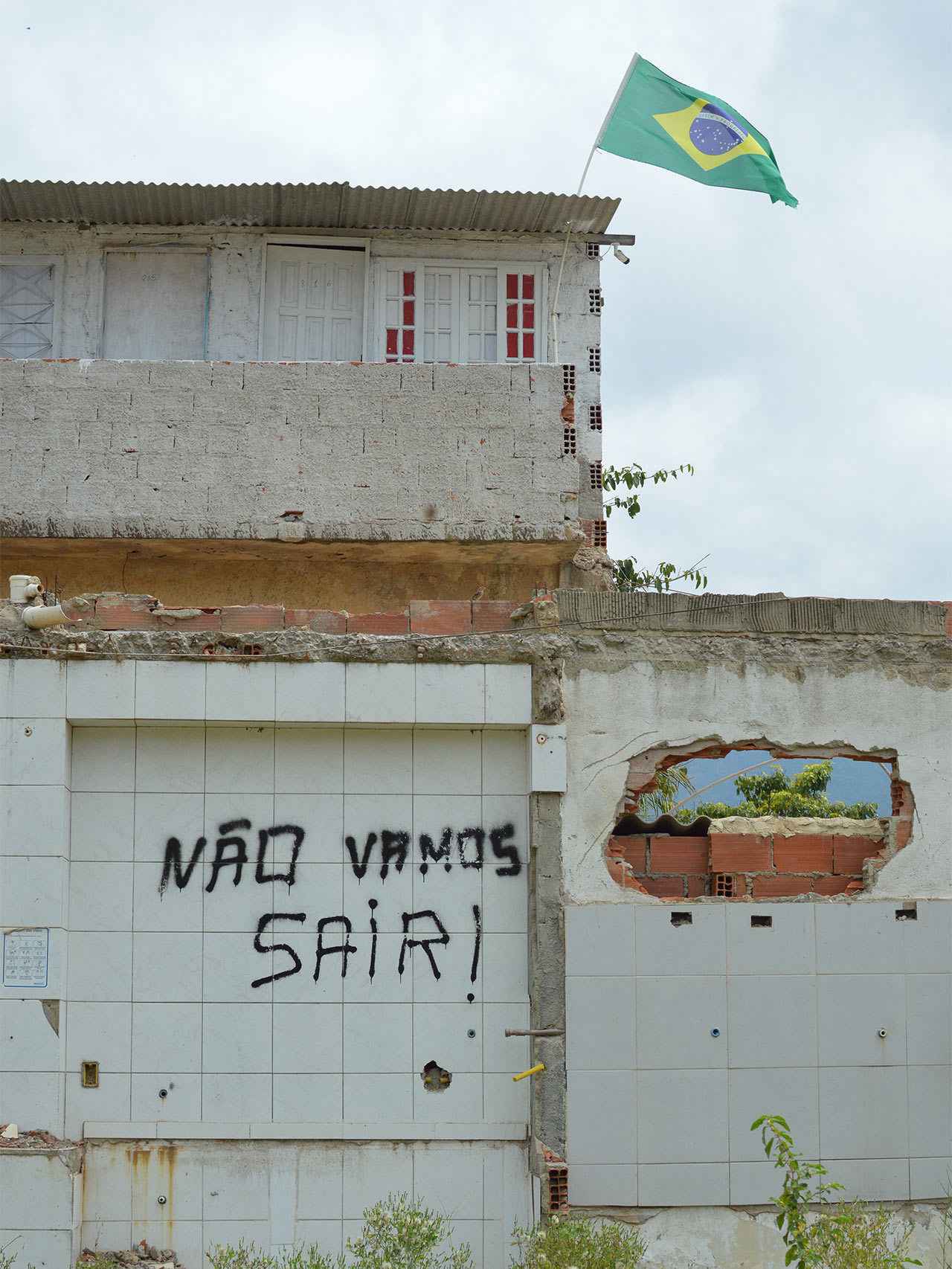Los restos de lo que fue la favela de Vila Autódromo. En el muro se le : No nos iremos.