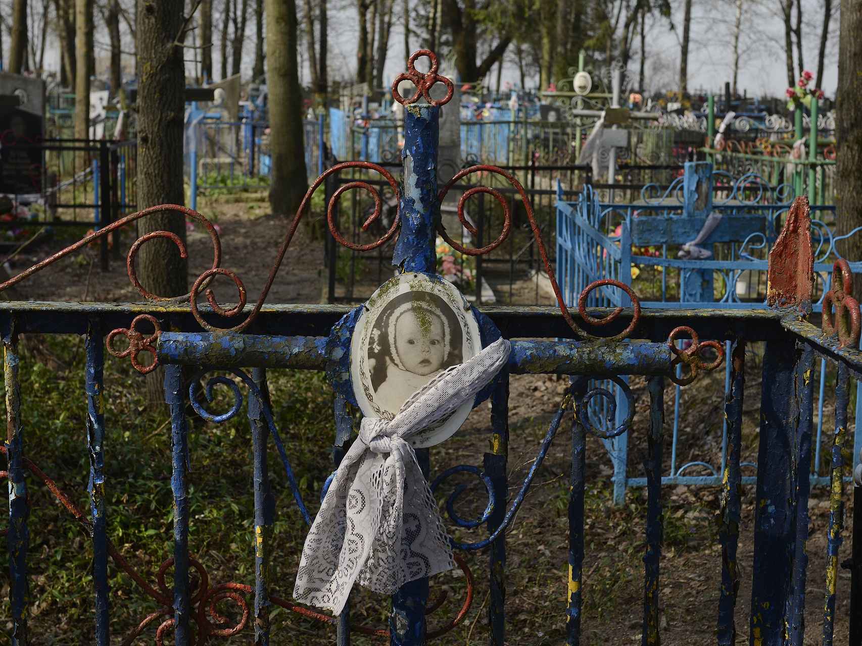 Tumba de un bebé en el cementerio de Gubarevichi, a 30 kilómetros de Chernóbil.