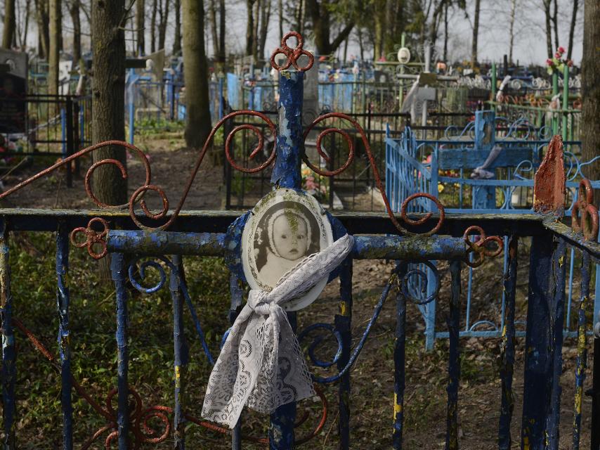 Tumba de un bebé en el cementerio de Gubarevichi, a 30 kilómetros de Chernóbil.