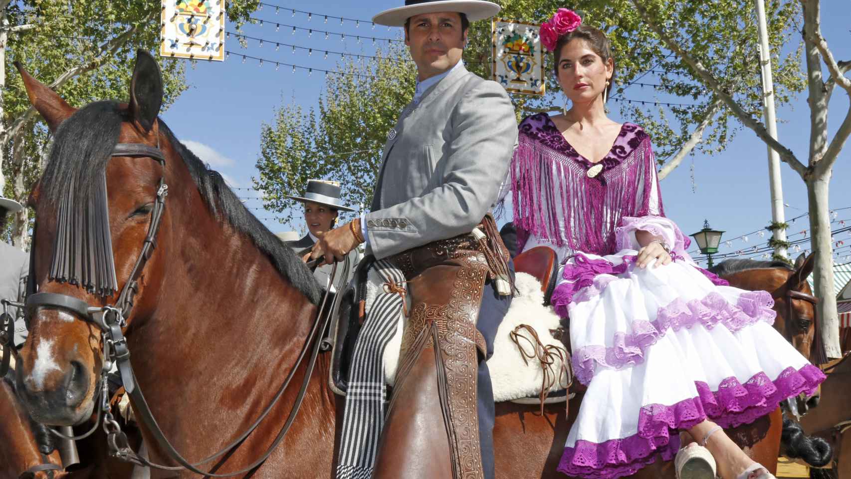 Francisco Rivera y su mujer Lourdes Montes a caballo por el Real de la Feria