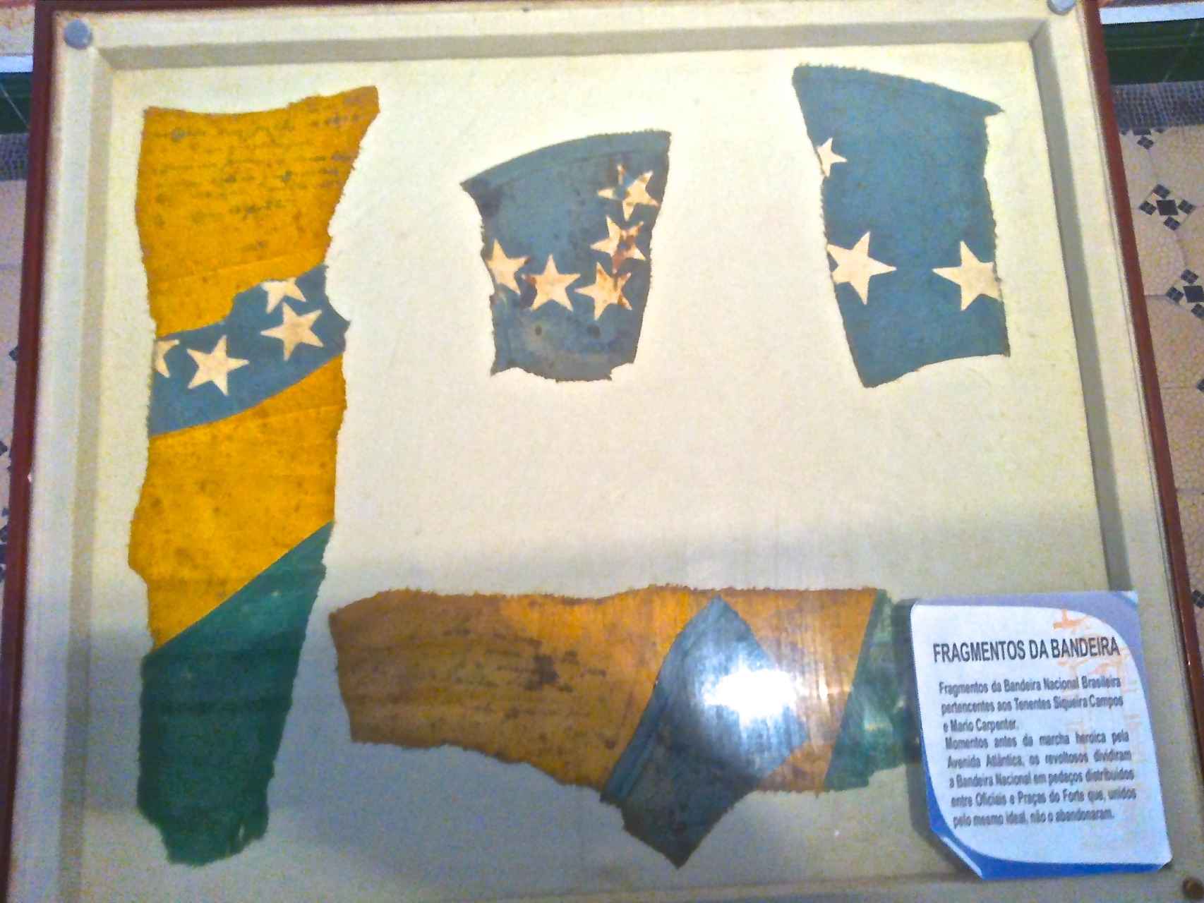 Pedazos de bandera de los 18 del fuerte de Copacabana.