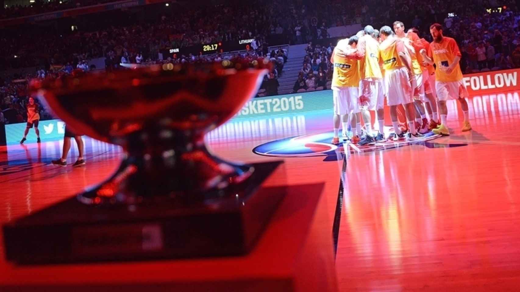 El trofeo del Eurobasket en primer plano antes de la final de 2015 entre España y Lituania.
