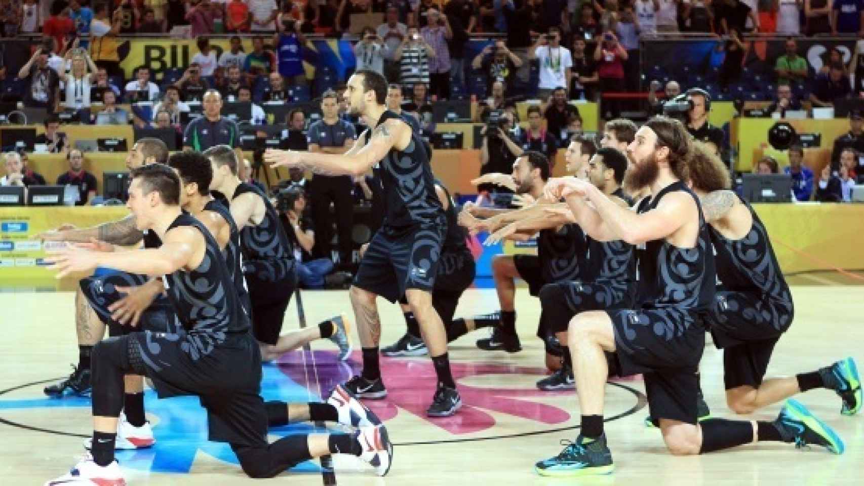Nueva Zelanda baila la haka antes de jugar contra Finlandia en el Mundial 2014.