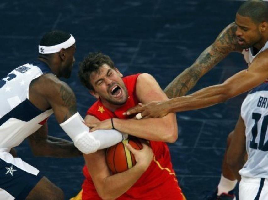 Marc Gasol protege el balón en la última final olímpica ante USA.