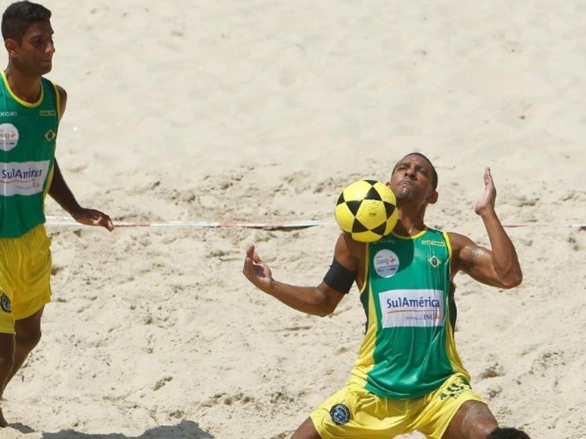 Djalminha controla un balón en un partido de futvoley.