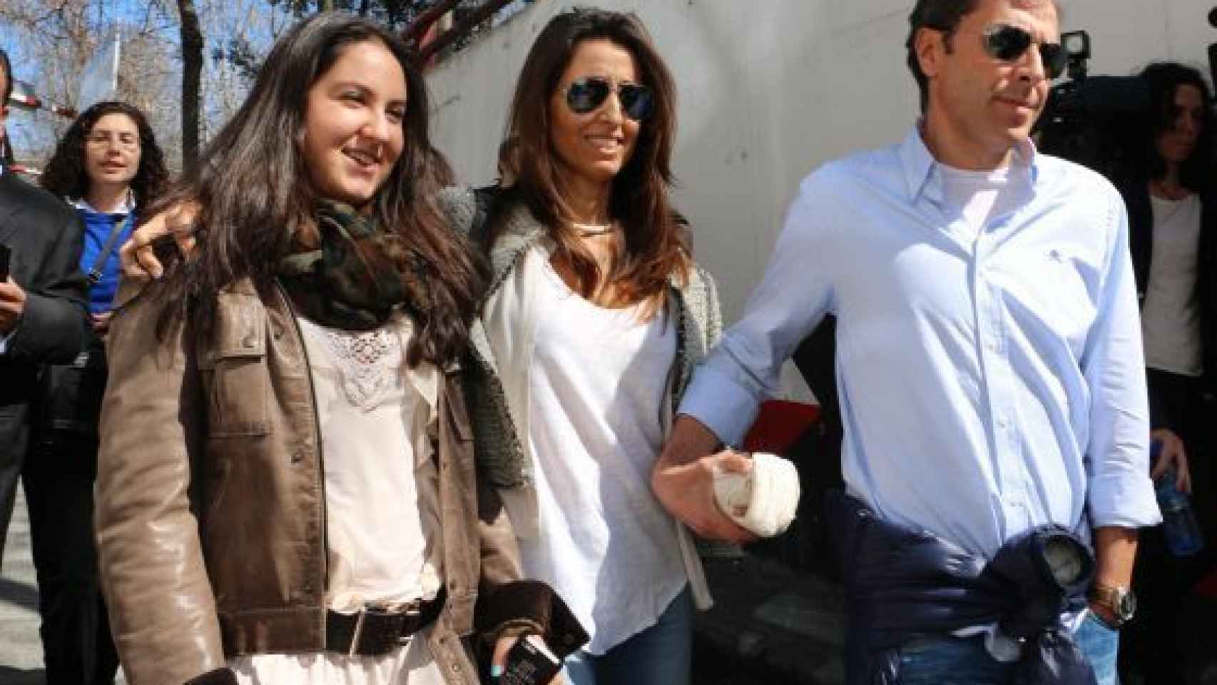 Paco González, su mujer y su hija a la salida del juzgado en marzo de 2014.