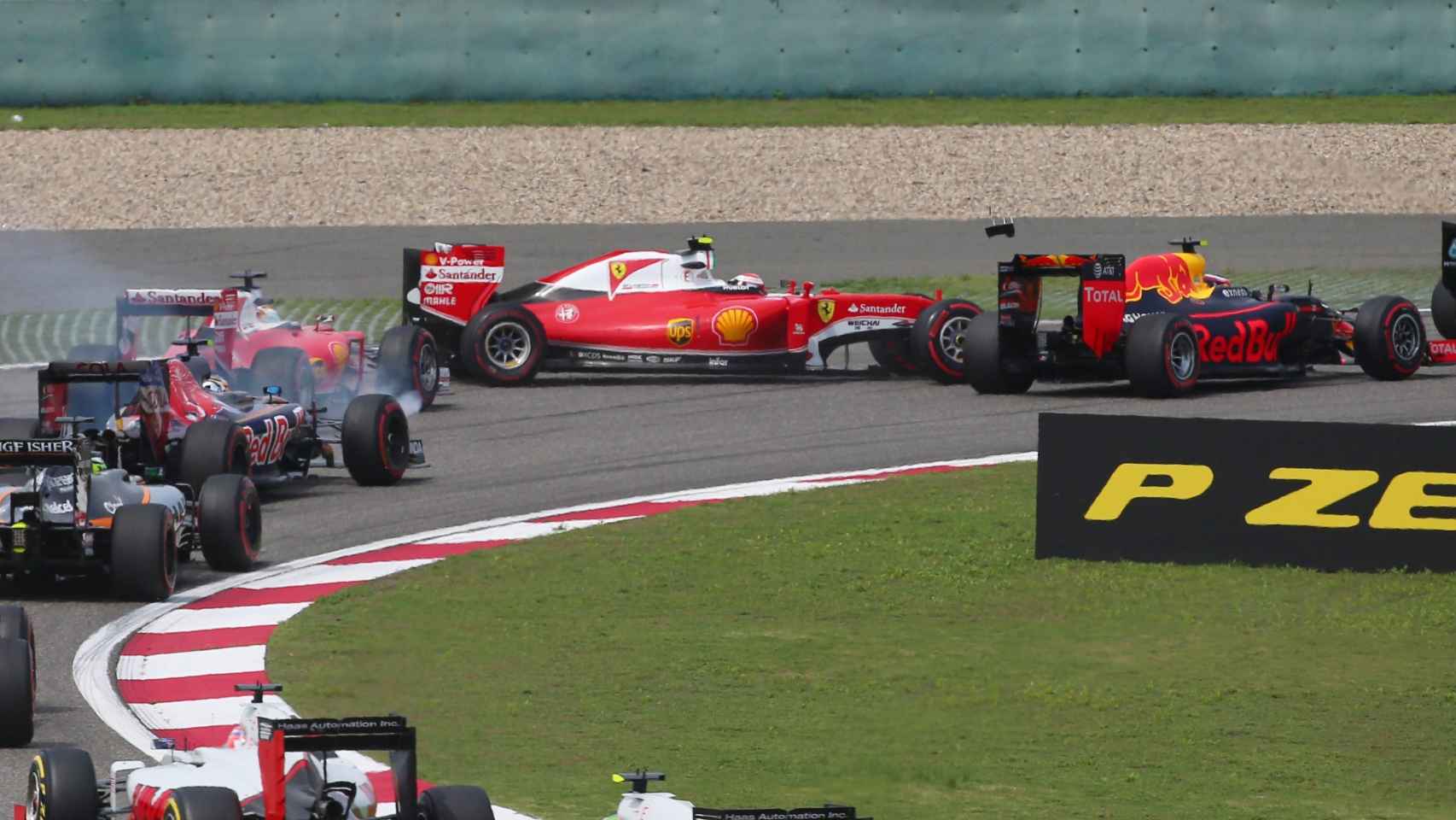 Momento en el que Vettel impacta contra su compañero Raikkonen