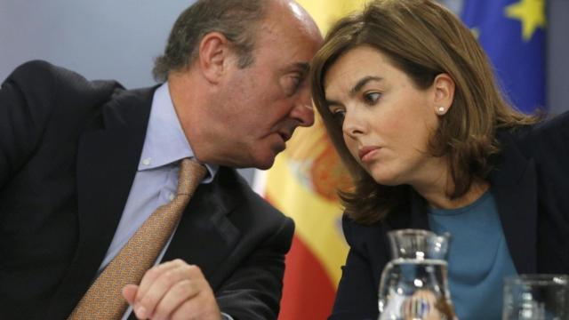 Luis de Guindos y Soraya Sáez de Santamaría tras un Consejo de Ministros.