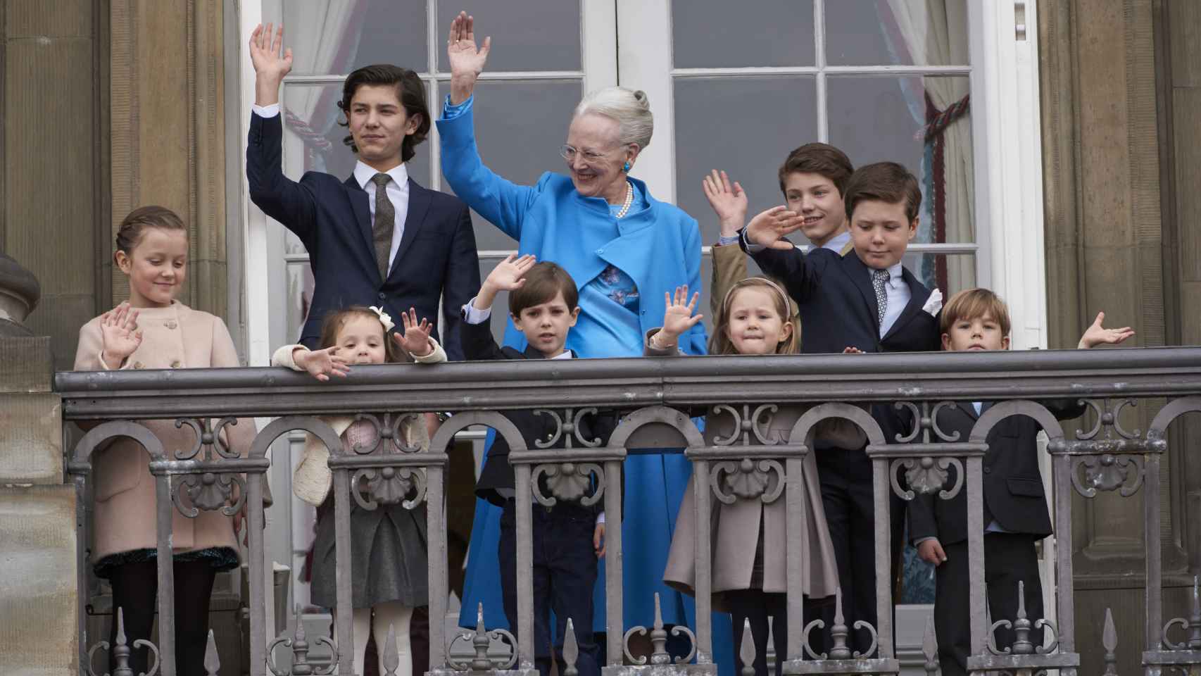 La Reina Margarita quiso que sus nietos salieran a saludar con ella
