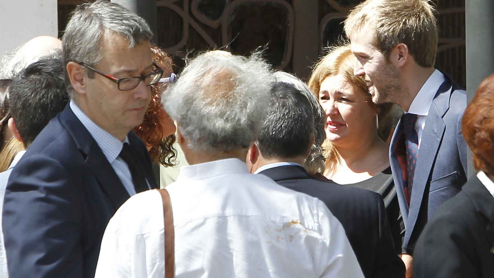 Laura y Miguel Boyer durante el entierro de su padre