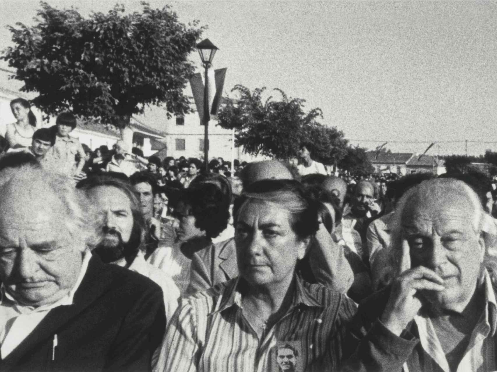 Gabriel Celaya, Amparo Gastón y Rafael Alberti, juntos en un mitin.