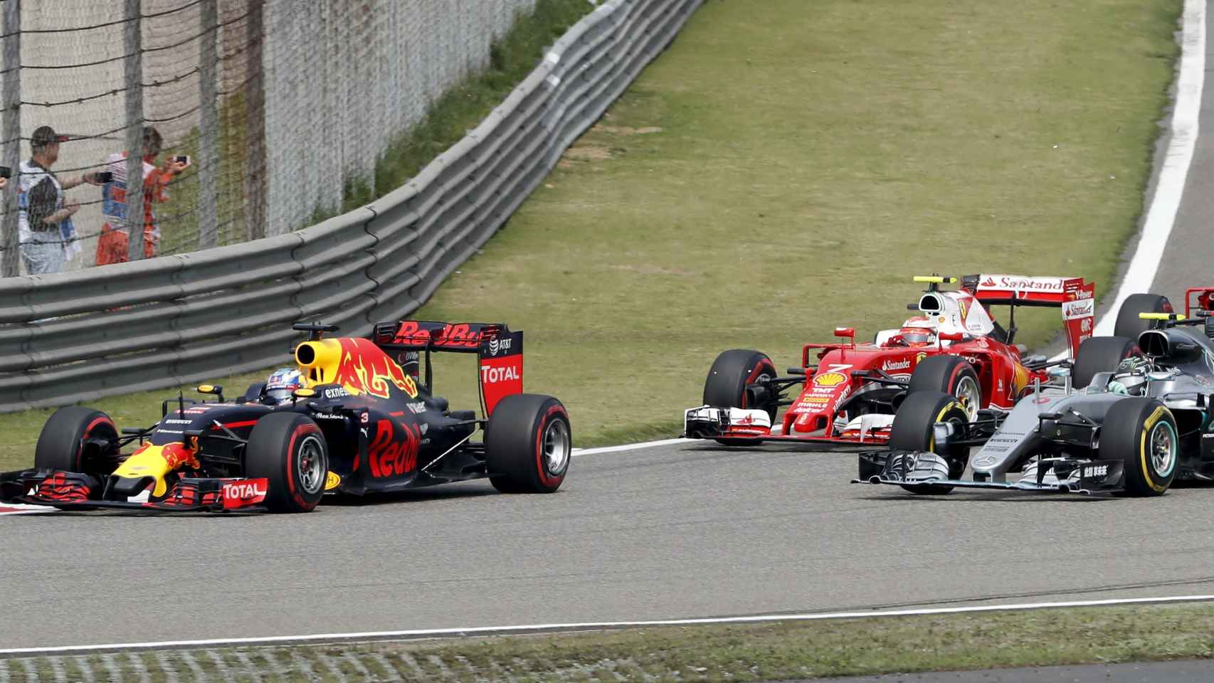 Red Bull, Ferrari y Mercedes pelean la posición durante el GP de China.