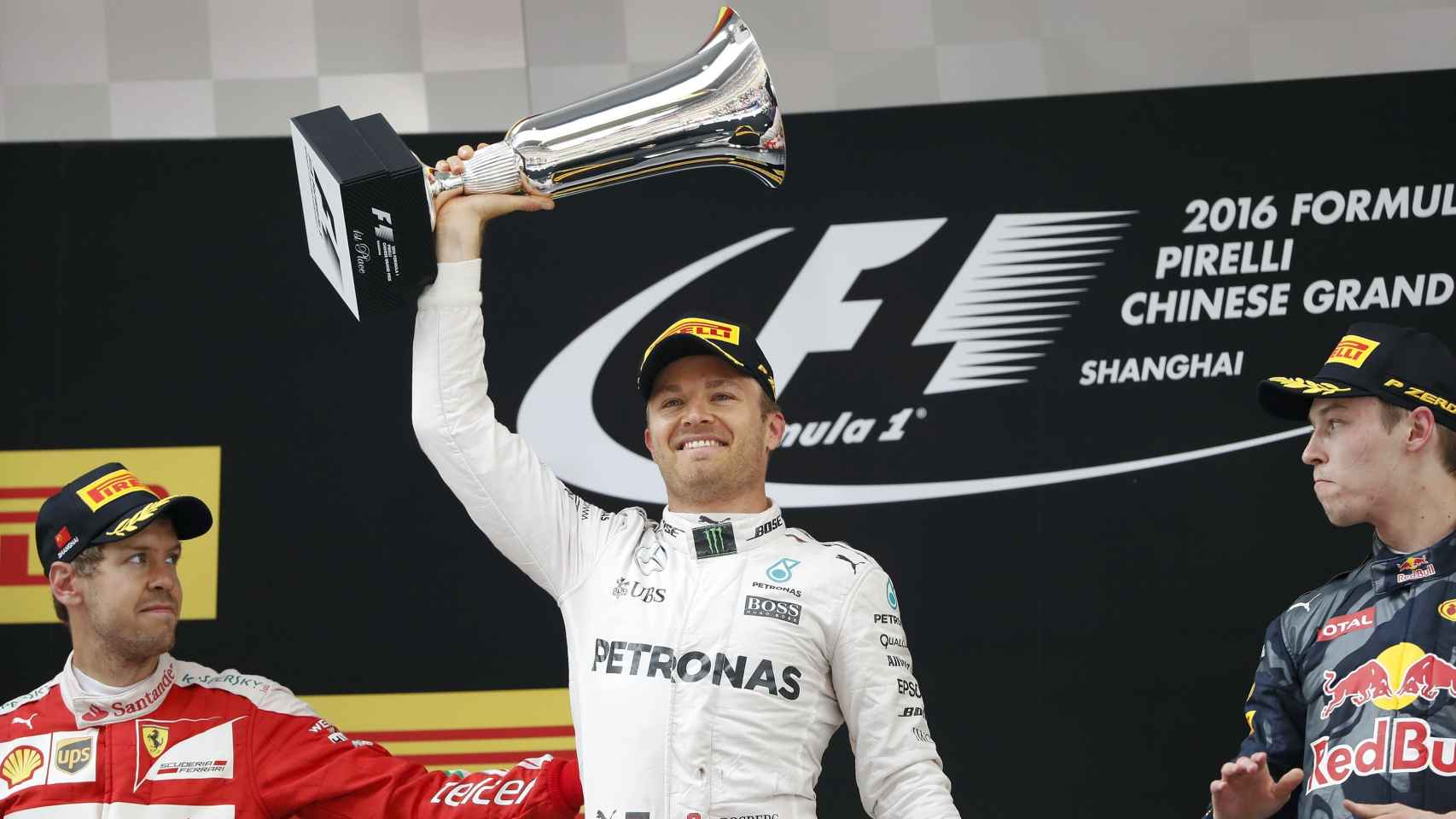Rosberg celebra su victoria en China flanqueado por Vettel y Ricciardo.