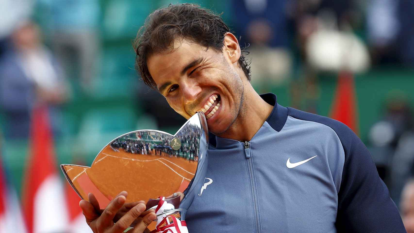 Rafa Nadal con la copa de campeón del Masters 1000 de Montecarlo.