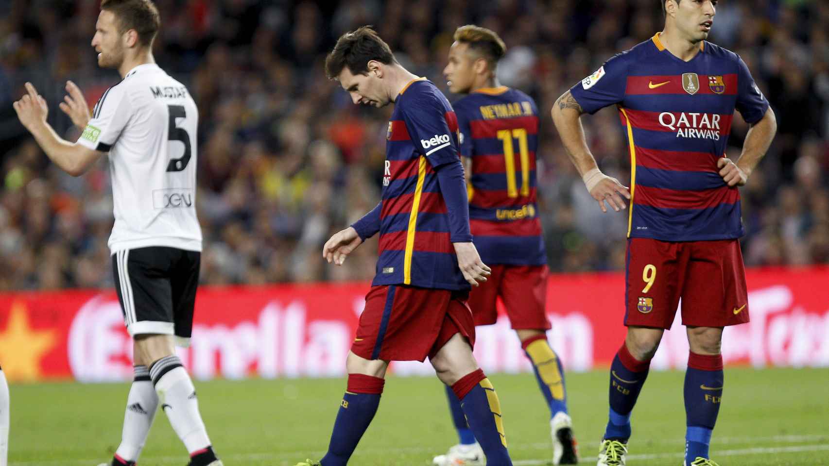 Messi, Suárez y Neymar cabizbajos ante el Valencia.