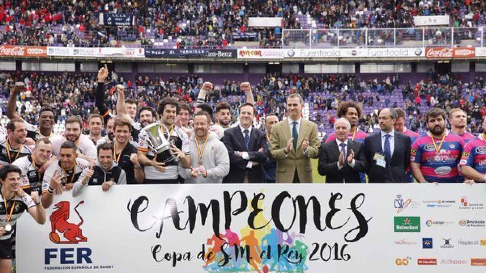 El Rey Felipe con los jugadores de El Salvador, campeones de la Copa del Rey de Rugby.