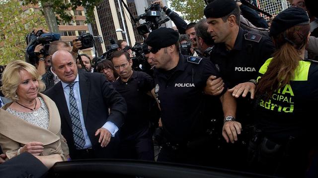 Beltrán Gutiérrez junto a Aguirre saliendo de los Juzgados de Plaza Castilla en 2014.