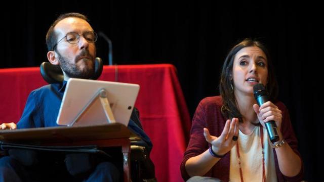 El secretario de Organización de Podemos, Pablo Echenique, junto a la portavoz adjunta, Irene Montero.