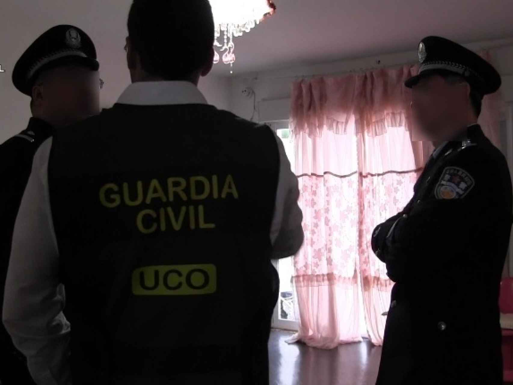 La Guardia Civil y la Policía china registran uno de los pisos en los que se explotaba a las mujeres.
