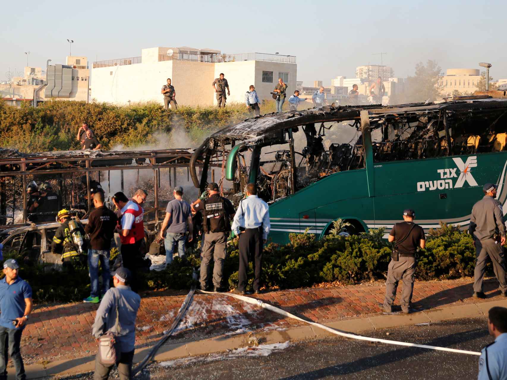 Equipos de emergencia en el lugar del autobús que ha explosionado cuando estaba vacío.