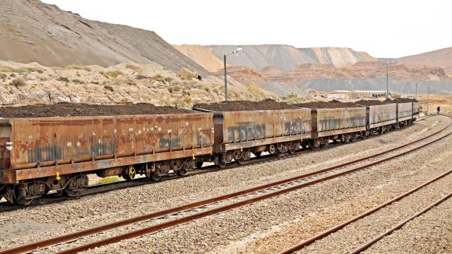 Tren cargado de fosfatos en el Sáhara tunecino.