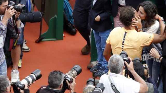 Rafa Nadal besa a su pareja, Xisca Perello, tras la victoria