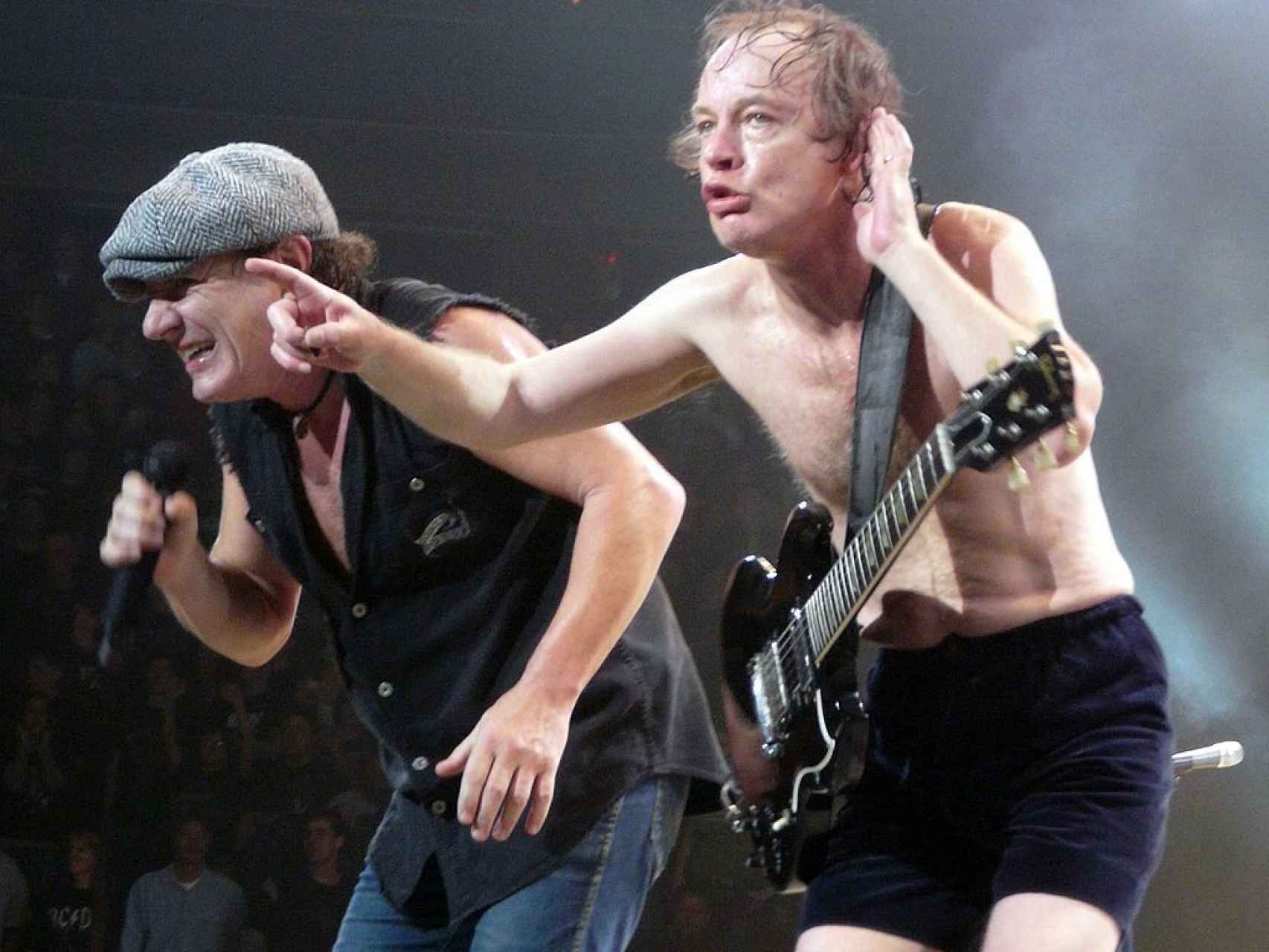 Brian Johnson y Angus Young en un concierto de AC/DC.